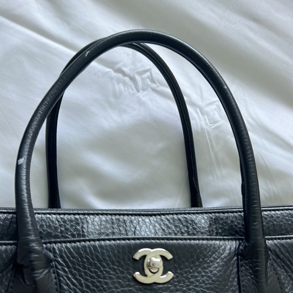 AUTHENTIC - Chanel black executive cerf tote medium. - Picture 9 of 16
